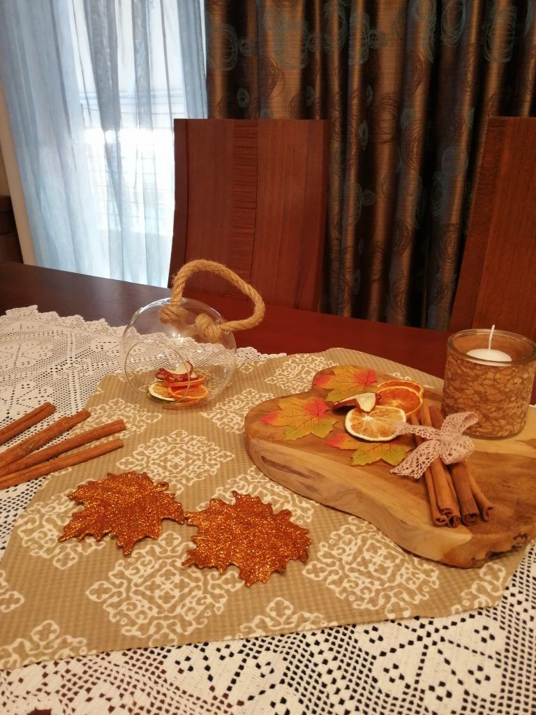 Το Φθινόπωρο είναι πάντα μεταβατική περίοδος για τη διακόσμηση του σπιτιού καθώς έχεις βαρεθεί τα καλοκαιρινά στοιχεία διακόσμησης αλλά είναι πολύ νωρίς για Χριστουγεννιάτικα στολίδια δυστυχώς. Οπότε τι κάνεις;