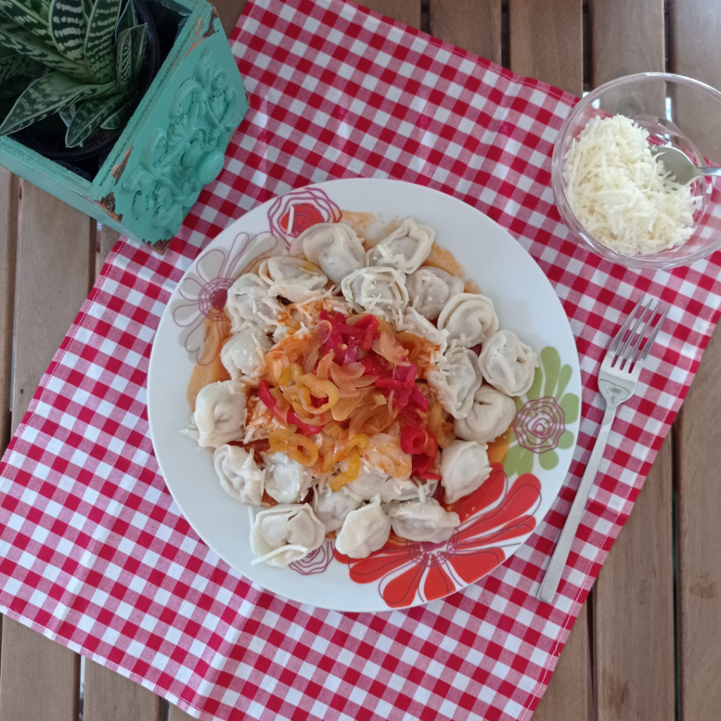 Τορτελίνια με κιμά και κόκκινη σάλτσα λαχανικών